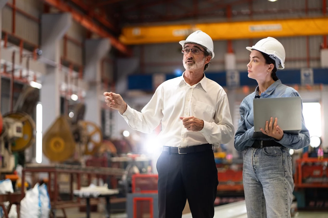 orderbase business Branchenlösung Facility Management Techniker prüfen Maschinen in Industriebetrieb – ERP-Software zur Wartungsplanung, Instandhaltung und Überwachung von Anlagen und Ressourcen.