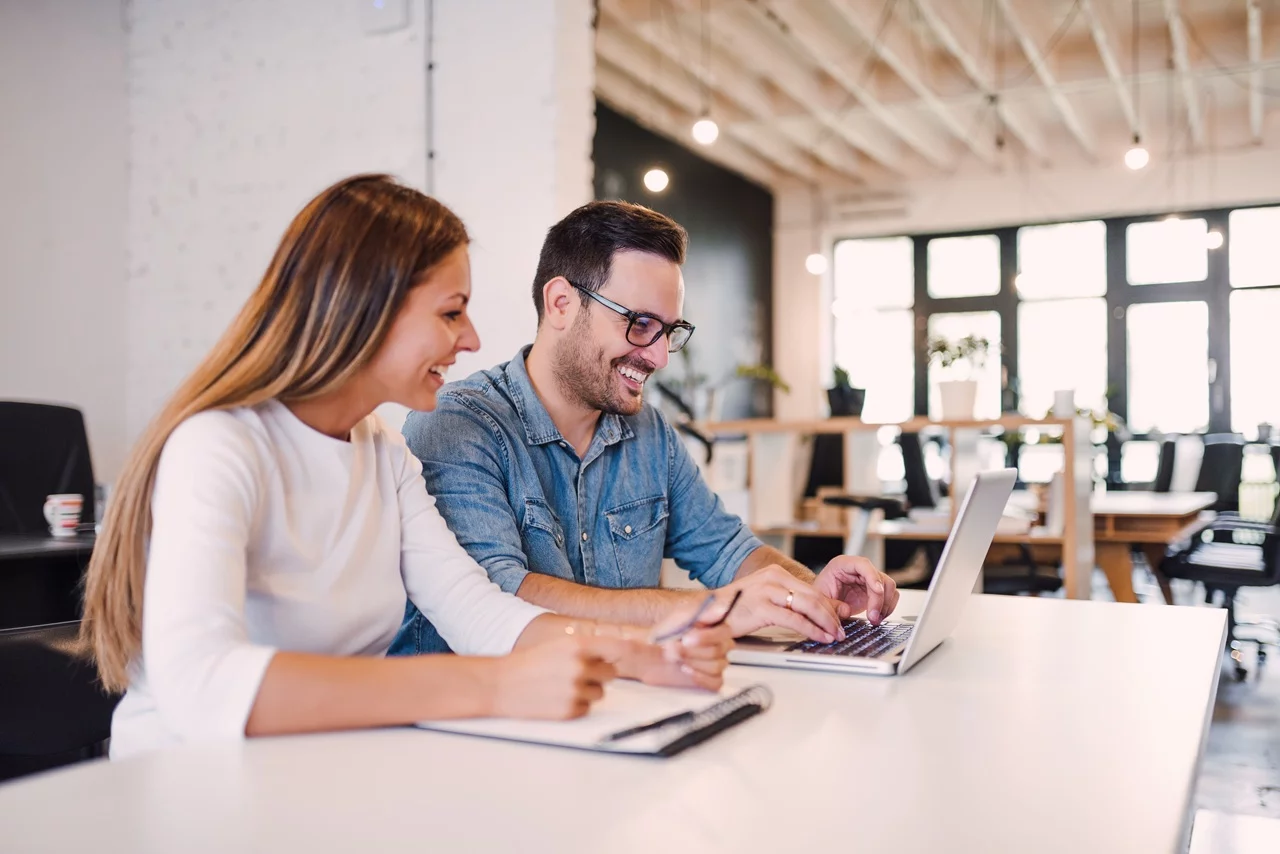orderbase Innung Erfahrung Zwei Mitarbeitende arbeiten gemeinsam im Büro – Symbol für digitale Softwarelösungen und Prozessdigitalisierung für Verbände, Kammern und Organisationen.